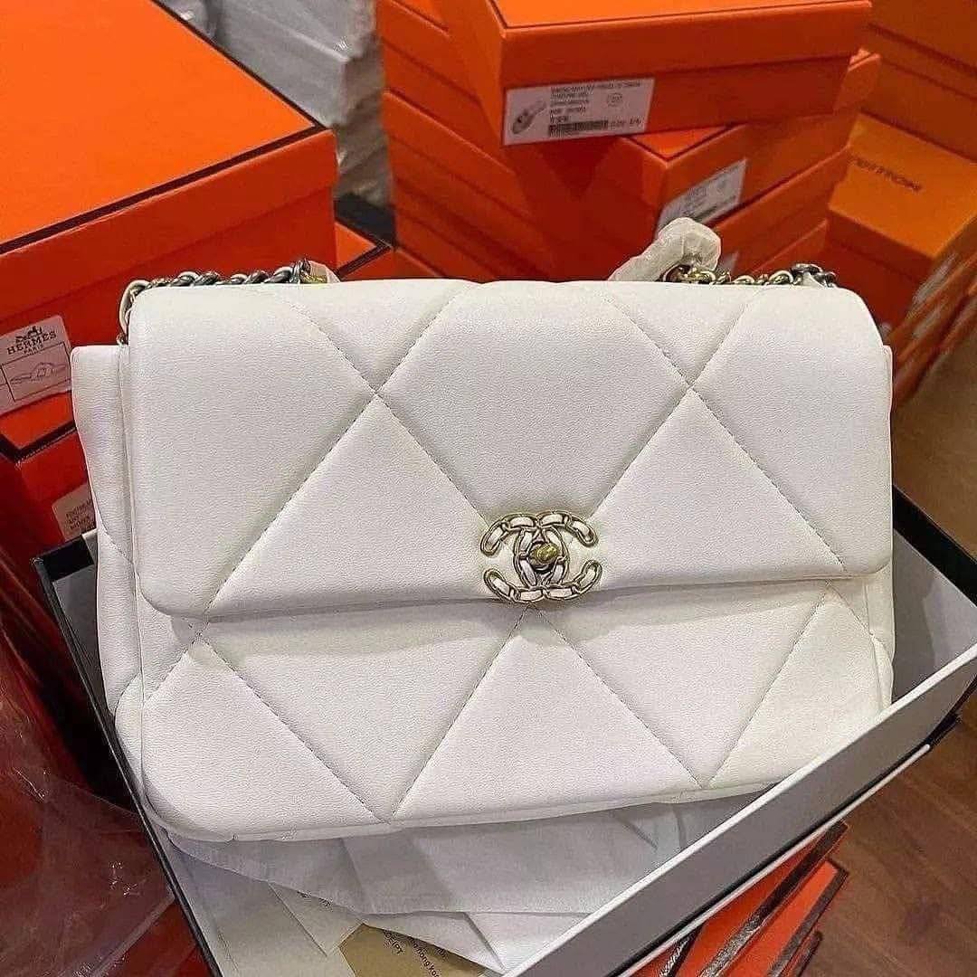 Mixed pallet of ladies hands bags