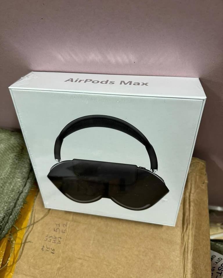 Apple AirPods Max pallets