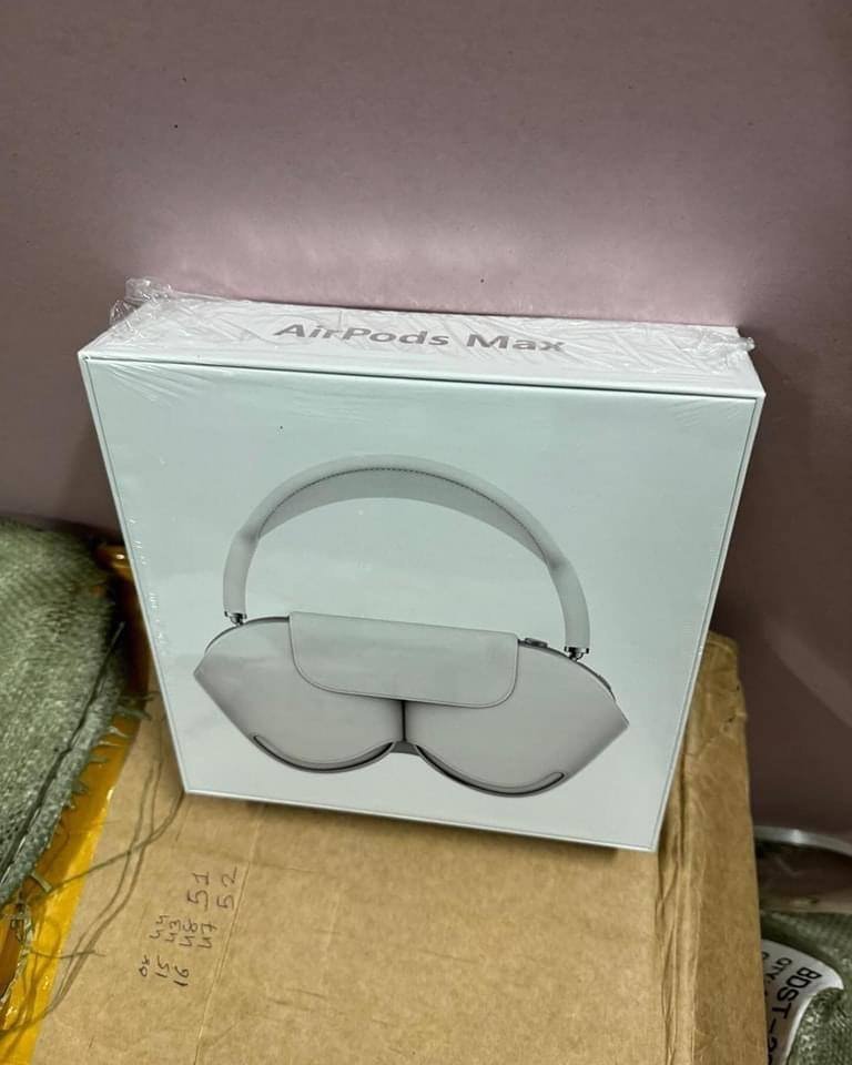 Apple AirPods Max pallets