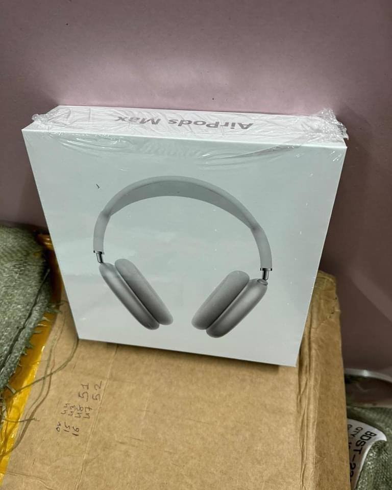 Apple AirPods Max pallets